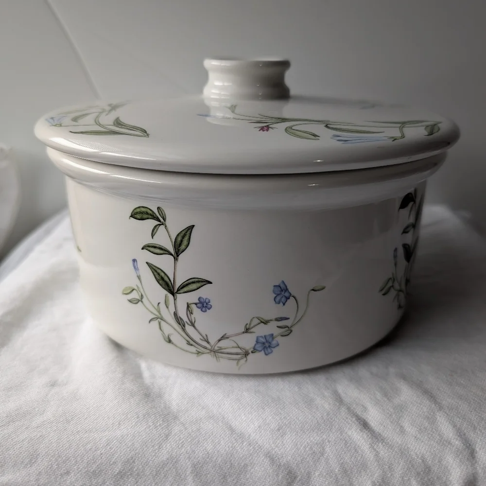 Portmeirion Queen's Hidden Garden Periwinkle Blue Floral Casserole Pot & Cover - Picture 5 of 14